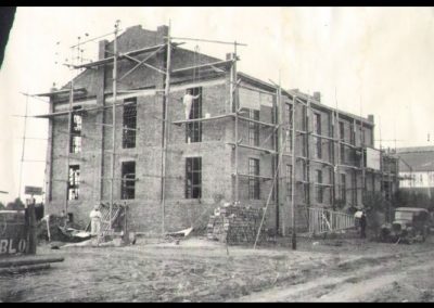 Una imagen cargada de historia con esa cuota que tiene lo inedito: la construccion del edificio que hoy se lee Usina del Pueblo, sobre Cuello.