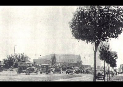 Sitio donde se coloca la piedra fundamental, donde luego se inauguraría la Usina del Pueblo. Al fondo la carpintería mecánica Carabelli - Zelasqui Hnos, donde hoy funciona el edificio de Artículos para el hogar.