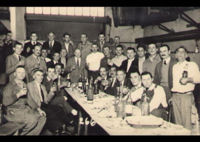 Cena de camaradería de empleados de la Cooperativa de Electricidad. Entre los presentes los señores Reinaldo Morichetti, Juan Vicente Maschetto, José Manso, Oscar Manso, Fernando Luppi y Raimundo Malnero, entre otros.