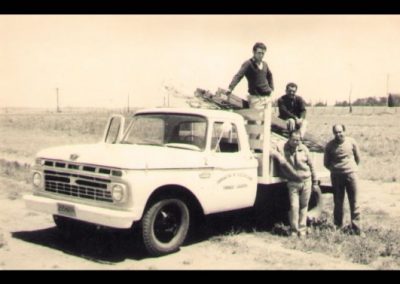 Una cuadrilla de empleados de la Cooperativa Eléctrica de Trenque Lauquen en la década del 60. Arriba del camión: Rubén Mola (parado) y Heraldo Otero (sentado); abajo: Benjamín Arto y Juan Carlos Manso.