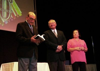 La Biblioteca recibe el libro del 50 aniversario de la Cooperativa