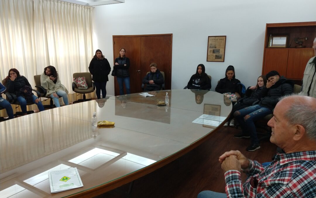 Visita de una escuela a la Cooperativa